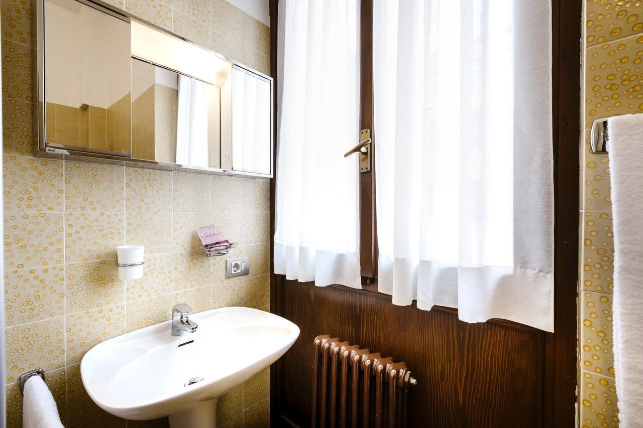 Hotel Meuble Moderno Laveno-Mombello Kültér fotó