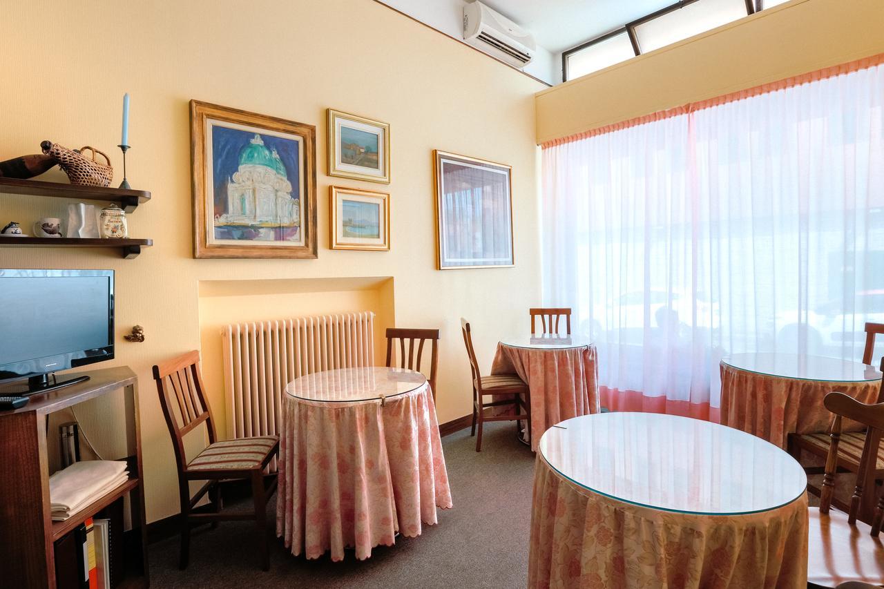 Hotel Meuble Moderno Laveno-Mombello Kültér fotó