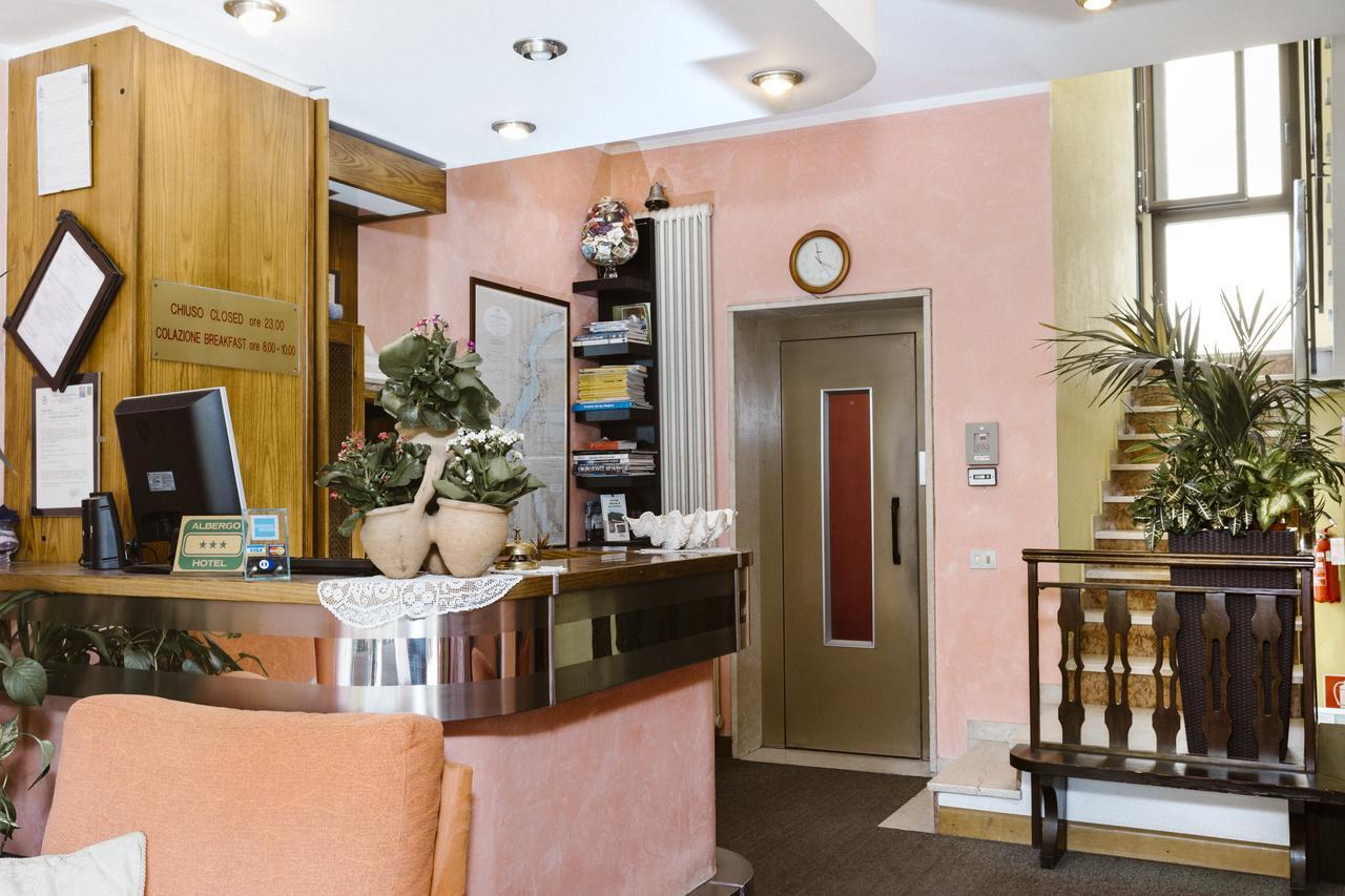 Hotel Meuble Moderno Laveno-Mombello Kültér fotó