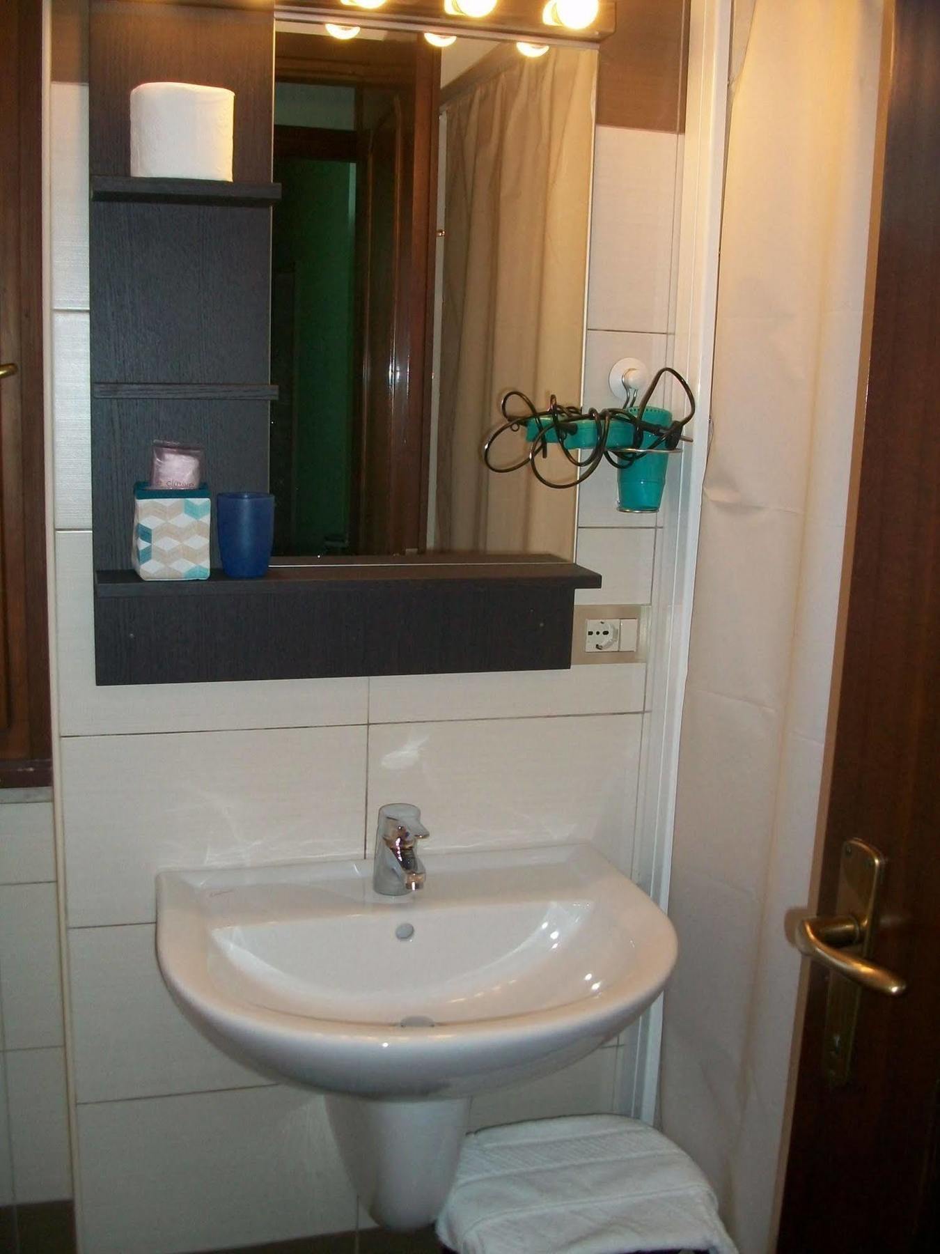 Hotel Meuble Moderno Laveno-Mombello Kültér fotó
